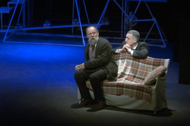 DNIPROPETROVSK, UKRAINE - 31 Mart: Dnepropetrovsk Gençlik Tiyatrosu üyeleri Verim, 31 Mart 2013 tarihinde Ukrayna 'nın Dnipropetrovsk kentinde martı sahneledi 