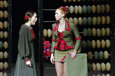 DNIPROPETROVSK, UKRAINE - NOVEMBER 1: Dnipropetrovsk Gençlik Tiyatrosu Üyeleri VERIM 1 Kasım 2014 tarihinde Dnipropetrovsk, Ukrayna 'da PLUM' u sahneledi