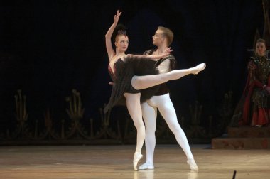 DNIPROPETROVSK, UKRAINE - 28 Aralık 2012 'de Ukrayna' nın Dnipropetrovsk kentinde Dnepropetrovsk Opera ve Bale Tiyatrosu tarafından sahnelenen Kuğu Gölü balesi.