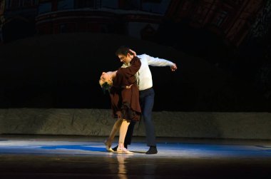 DNIPROPETROVSK, UKRAINE - 9 Ekim: Dnepropetrovsk Devlet Opera ve Bale Tiyatrosu Üyeleri 9 Ekim 2014 'te Dnepropetrovsk, Ukrayna' da FOXTROT 12..