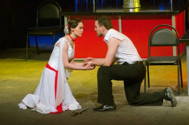 DNIPROPETROVSK, UKRAINE - 1 Mart: Dnepropetrovsk Gençlik Tiyatrosu Üyeleri VERIM 1 Mart 2015 tarihinde Dnipropetrovsk, Ukrayna 'da RAVEN' i sahneledi