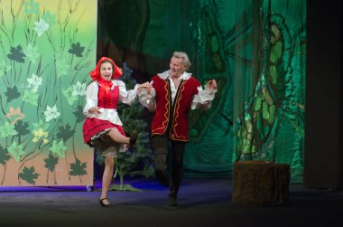 DNIPROPETROVSK, UKRAINE - 14 Haziran 2015: Dnipropetrovsk Devlet Tiyatrosu üyeleri Meraklı Kırmızı Başlıklı Kız 'ı sahneledi.