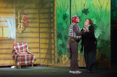 DNIPROPETROVSK, UKRAINE - 14 Haziran 2015: Dnipropetrovsk Devlet Tiyatrosu üyeleri Meraklı Kırmızı Başlıklı Kız 'ı sahneledi.