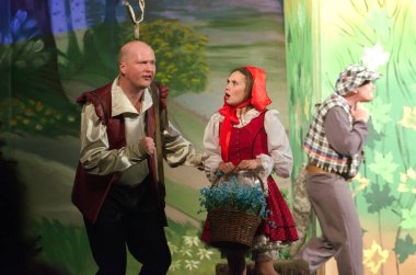 DNIPROPETROVSK, UKRAINE - 14 Haziran 2015: Dnipropetrovsk Devlet Tiyatrosu üyeleri Meraklı Kırmızı Başlıklı Kız 'ı sahneledi.