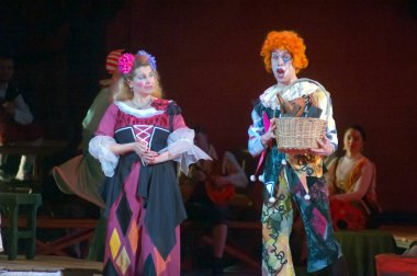 DNEPROPETROVSK, UKRAINE - FEBRUARY 1: Dnepropetrovsk Devlet Opera ve Bale Tiyatrosu üyeleri 1 Şubat 2014 'te Dnepropetrovsk, Ukrain' de PAGLIACCI performansı sergilediler.