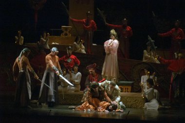 DNEPROPETROVSK, UKRAINE ECTOBER 26: Dnepropetrovsk Devlet Opera ve Bale Tiyatrosu üyeleri 26 Ekim 2013 'te Ukrayna' nın Dnepropetrovsk kentinde Puccini operasını sahnelediler.