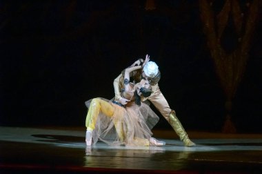 DNEPROPETROVSK, UKRAINE - 20 Haziran 2013: Dnepropetrovsk Devlet Opera ve Bale Tiyatrosu üyeleri 20 Haziran 2013 'te Dnepropetrovsk, Ukrayna' da BİR THOUSAND VE BİR GECE sahneledi 