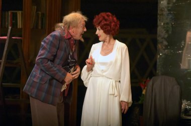 DNEPROPETROVSK, UKRAINE - 4 Temmuz: Dnepropetrovsk Devlet Tiyatrosu Üyeleri 4 Temmuz 2014 tarihinde Dnepropetrovsk, Ukrayna 'da MAKROPULOS AFFair' i sahneledi.