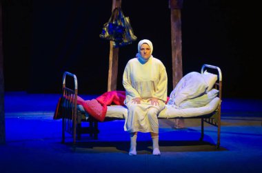 DNIPROPETROVSK, UKRAINE - 31 Ekim 2015: Barbara Voronin Dnipropetrovsk Gençlik Tiyatrosu VERIM 'de Deadline' i sahneledi.