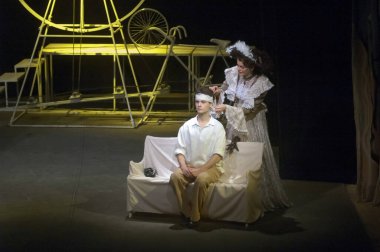 DNIPROPETROVSK, UKRAINE - 31 Mart: Dnepropetrovsk Gençlik Tiyatrosu üyeleri Verim, 31 Mart 2013 tarihinde Ukrayna 'nın Dnipropetrovsk kentinde martı sahneledi 