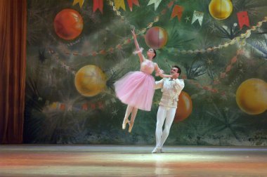 DNEPROPETROVSK, UKRAINE - 30 Aralık 2012 'de Dnepropetrovsk, Ukrayna' da Dnepropetrovsk Opera ve Bale Tiyatrosu tarafından gerçekleştirilen fındıkkıran balesi. 