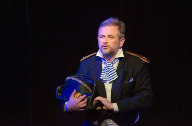 DNIPROPETROVSK, UKRAINE - 25 Ekim 2015: Maxim Ryapulov Dnipropetrovsk Gençlik Tiyatrosu VERIM 'de RAVEN oynuyor.