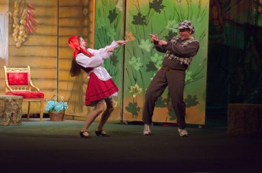 DNIPROPETROVSK, UKRAINE - 14 Haziran 2015: Dnipropetrovsk Devlet Tiyatrosu üyeleri Meraklı Kırmızı Başlıklı Kız 'ı sahneledi.