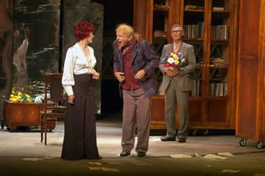 DNEPROPETROVSK, UKRAINE - 4 Temmuz: Dnepropetrovsk Devlet Tiyatrosu Üyeleri 4 Temmuz 2014 tarihinde Dnepropetrovsk, Ukrayna 'da MAKROPULOS AFFair' i sahneledi.