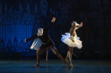 DNEPROPETROVSK, UKRAINE - 7 Aralık 2013 'te Ukrayna' nın Dnepropetrovsk kentindeki Devlet Opera ve Bale Tiyatrosu 'nda KYIV MODERN Ballet üyeleri NUTKRACER' i sahneledi.