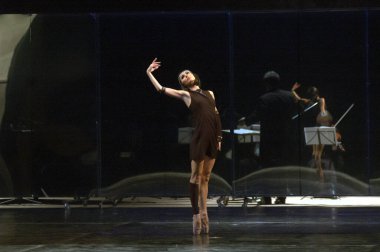 DNEPROPETROVSK, UKRAINE - 9 Mart: Dnepropetrovsk Devlet Opera ve Bale Tiyatrosu üyeleri 9 Mart 2014 'te Dnepropetrovsk, Ukrayna' da ZAKULISIE 'i sahneledi..