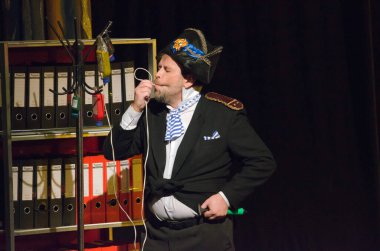 DNIPROPETROVSK, UKRAINE - 25 Ekim 2015: Maxim Ryapulov Dnipropetrovsk Gençlik Tiyatrosu VERIM 'de RAVEN oynuyor.