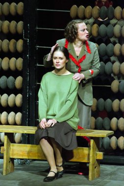 DNIPROPETROVSK, UKRAINE - NOVEMBER 1: Dnipropetrovsk Gençlik Tiyatrosu Üyeleri VERIM 1 Kasım 2014 tarihinde Dnipropetrovsk, Ukrayna 'da PLUM' u sahneledi