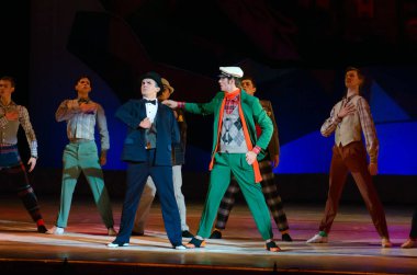 DNIPROPETROVSK, UKRAINE - 9 Ekim: Dnepropetrovsk Devlet Opera ve Bale Tiyatrosu Üyeleri 9 Ekim 2014 'te Dnepropetrovsk, Ukrayna' da FOXTROT 12..