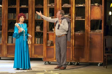 DNEPROPETROVSK, UKRAINE - 4 Temmuz: Dnepropetrovsk Devlet Tiyatrosu Üyeleri 4 Temmuz 2014 tarihinde Dnepropetrovsk, Ukrayna 'da MAKROPULOS AFFair' i sahneledi.