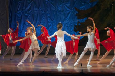 DNEPROPETROVSK, UKRAINE - 13 Ocak 2013 'te Ukrayna' nın Dnepropetrovsk kentindeki Devlet Opera ve Bale Tiyatrosu 'nda 8-12 yaşlarındaki kimliği belirsiz kızlar bale incileri sergilediler.