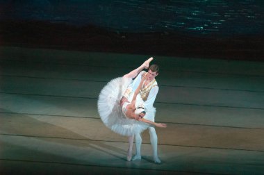 DNEPROPETROVSK, UKRAINE - 27 Nisan: Dnepropetrovsk Opera ve Bale Tiyatrosu tarafından 27 Nisan 2014 'te Dnepropetrovsk, Ukrayna' da gerçekleştirilen Kuğu Gölü balesi