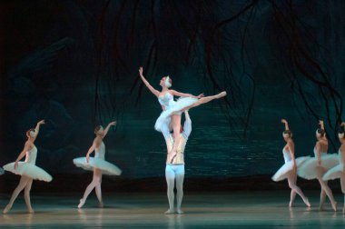 DNEPROPETROVSK, UKRAINE - 29 Mart 2014 'te Dnepropetrovsk, Ukrayna' da Dnepropetrovsk Opera ve Bale Tiyatrosu tarafından sahnelenen Kuğu Gölü balesi