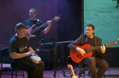 DNIPROPETROVSK, UKRAINE - 29 Kasım 2013 'te Dnipropetrovsk, Ukrayna' da DIALOG Üyeleri ve Filarmoni Orkestrası üyeleri