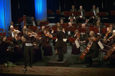 DNEPROPETROVSK, UKRAINE - 25 Şubat 2013: Kemancı Emanuel Salvador (Portekiz) ve Senfoni Orkestrası - ana orkestra şefi Ponomarchuk 25 Şubat 2013 tarihinde Ukrayna 'nın Dnepropetrovsk kentinde Tchaikovsky' nin müziğini icra ettiler. 