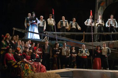 DNEPROPETROVSK, UKRAINE - 1 Haziran: Dnepropetrovsk Devlet Opera ve Bale Tiyatrosu üyeleri 1 Haziran 2014 'te Dnepropetrovsk, Ukrain' de CARMEN gösterisi yaptılar