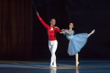 DNEPROPETROVSK, UKRAINE - 30 Aralık 2012 'de Dnepropetrovsk, Ukrayna' da Dnepropetrovsk Opera ve Bale Tiyatrosu tarafından gerçekleştirilen fındıkkıran balesi. 