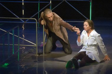 DNEPROPETROVSK, UKRAINE - NOVEMBER 2: Dnepropetrovsk Gençlik Tiyatrosu Üyeleri VERIM KIM 'i 2 Kasım 2013' te Dnepropetrovsk, Ukrayna 'da sahneledi