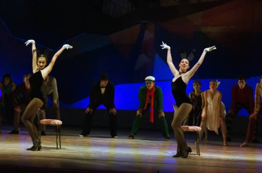 DNIPROPETROVSK, UKRAINE - 10 Ekim: Dnepropetrovsk Devlet Opera ve Bale Tiyatrosu Üyeleri 10 Ekim 2014 tarihinde Dnepropetrovsk, Ukrayna 'da FOXTROT 12 CHAIRS' ı sahneledi..