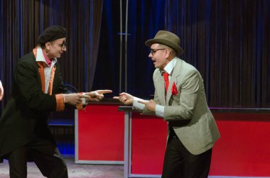 DNIPROPETROVSK, UKRAINE - 25 Ekim 2015: İvan Ulichny (L) ve Vladimir Kosonogov Dnipropetrovsk Gençlik Tiyatrosu VERIM 'de RAVEN performansı sergilediler.