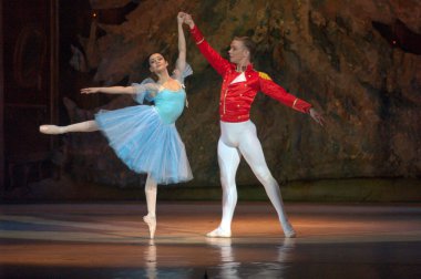 DNEPROPETROVSK, UKRAINE - 30 Aralık 2012 'de Dnepropetrovsk, Ukrayna' da Dnepropetrovsk Opera ve Bale Tiyatrosu tarafından gerçekleştirilen fındıkkıran balesi. 