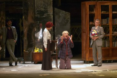 DNEPROPETROVSK, UKRAINE - 4 Temmuz: Dnepropetrovsk Devlet Tiyatrosu Üyeleri 4 Temmuz 2014 tarihinde Dnepropetrovsk, Ukrayna 'da MAKROPULOS AFFair' i sahneledi.