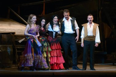 DNEPROPETROVSK, UKRAINE - 1 Haziran: Dnepropetrovsk Devlet Opera ve Bale Tiyatrosu üyeleri 1 Haziran 2014 'te Dnepropetrovsk, Ukrain' de CARMEN gösterisi yaptılar
