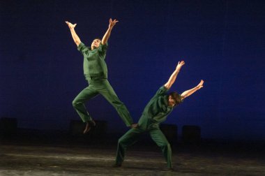 DNEPROPETROVSK, UKRAINE - 9 Mart: Dnepropetrovsk Devlet Opera ve Bale Tiyatrosu üyeleri 9 Mart 2014 'te Dnepropetrovsk, Ukrayna' da ZAKULISIE 'i sahneledi..