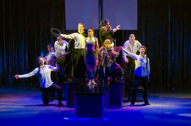 DNIPROPETROVSK, UKRAINE - 1 Mart: Dnepropetrovsk Gençlik Tiyatrosu Üyeleri VERIM 1 Mart 2015 tarihinde Dnipropetrovsk, Ukrayna 'da RAVEN' i sahneledi