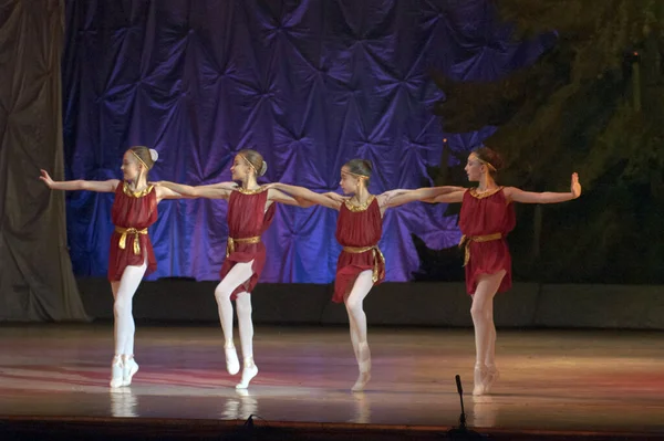 Dnepropetrovsk Ukraine January 未確認の女の子 年齢11 12歳 1月13日にウクライナのDnepropetrovskで国立歌劇場とバレエ劇場でバレエ真珠を実行します — ストック写真