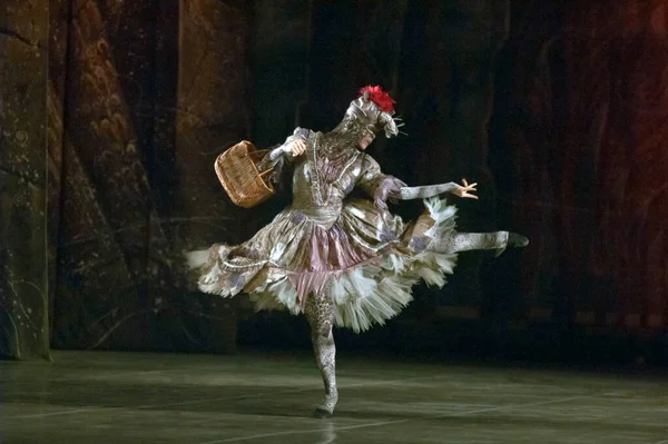 Dnepropetrovsk Ukraine 12月7日 ウクライナのドニプロペトロフスクで2013年12月7日に国立歌劇場とバレエ劇場でKyiv Modern BalletメンバーがNutcracerを上演 — ストック写真