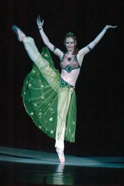 Dnepropetrovsk Ukraine June Dnepropetrovsk State Opera Ballet Theatreのメンバーが6月20日にウクライナのDnepropetrovskでOne Thusand One — ストック写真