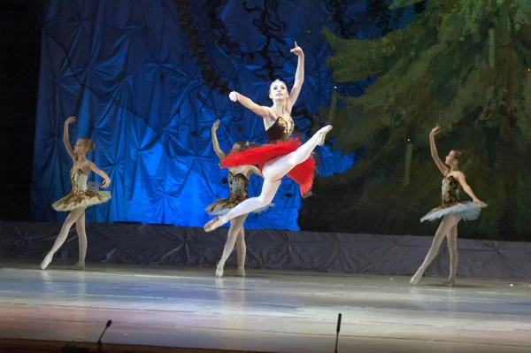 Dnipropetrovsk Ukraine 1月12日 未確認の女の子 年齢12 16歳 1月12日にウクライナのDnipropetrovskで国立歌劇場とバレエ劇場でバレエ真珠を実行します — ストック写真