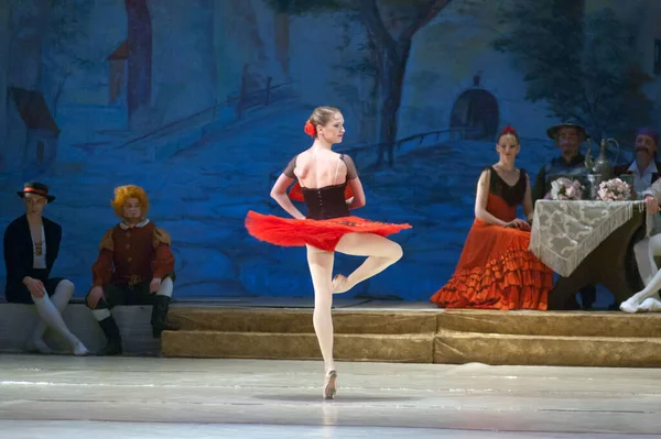 Dnepropetrovsk Ukraine 2月8日 ドネプロペトロフスク州立歌劇場とバレエ劇場のメンバーは ウクライナのドネプロペトロフスクで2014年2月8日にドン キホーテを実行します — ストック写真