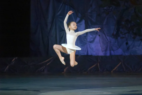 Dnipropetrovsk Ukraine 1月12 未確認の女の子 年齢7歳 1月に国家オペラ座とバレエ劇場でバレエ真珠を実行します12 2014 Dnipropetrovsk ウクライナ — ストック写真
