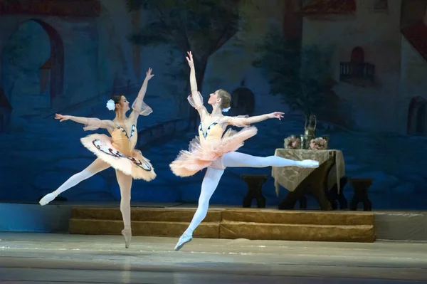 Dnepropetrovsk Ukraine Februari Leden Van Dnepropetrovsk Staatsopera Ballet Theater Treden — Stockfoto