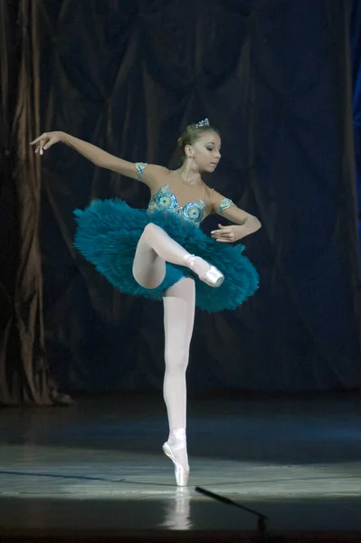 Dnepropetrovsk Ukraine January Ksenia Rusin 14岁 2013年1月13日在乌克兰第聂伯罗彼得罗夫斯克的国家歌剧院和芭蕾舞剧剧院表演芭蕾舞珍珠 — 图库照片