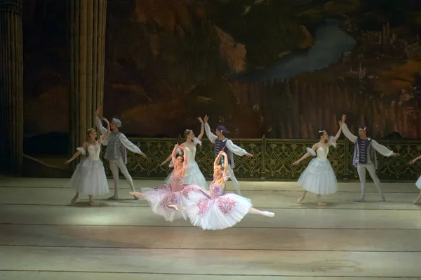 Dnepropetrovsk Ukraine エイプリル27 2014年4月27日 ウクライナのドネプロペトロフスクで ドネプロペトロフスク オペラ バレエ劇場バレエ団によるSwan Lakeバレエが上演されました — ストック写真