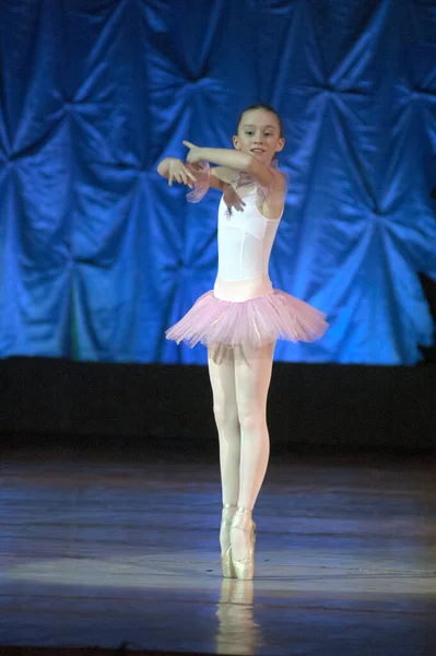 Dnepropetrovsk Ukraine 1月13 未確認の女の子 年齢12歳 1月に国家オペラ座とバレエ劇場でバレエ真珠を実行13 2013 Dnepropetrovsk ウクライナ — ストック写真