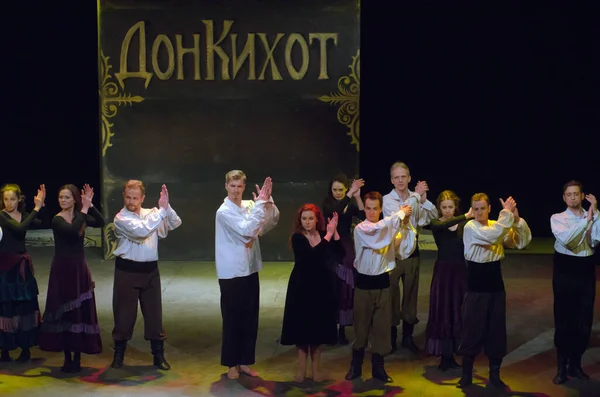 Dnipropetrovsk Ukraine Faburary Members Dnipropetrovsk Youth Theatre Verimがウクライナのドニプロペトロフスクで2015年2月21日にDulcinea Tobosskayaを上演 — ストック写真